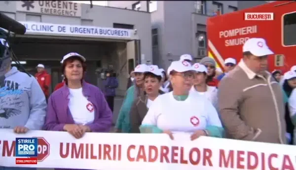 Cadrele medicale au intrat astazi in greva generala. Dupa 40 de ani, am un salariu de 1.200 de lei. Bataie de joc