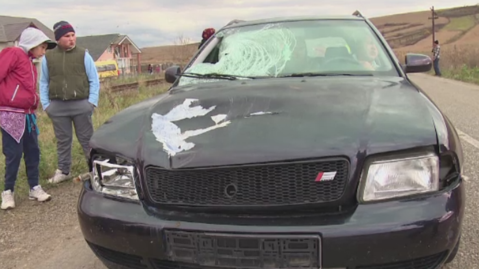 Adolescent de 15 ani, lovit mortal de o masina dupa ce a coborat din microbuzul scolii. Unde se grabea elevul