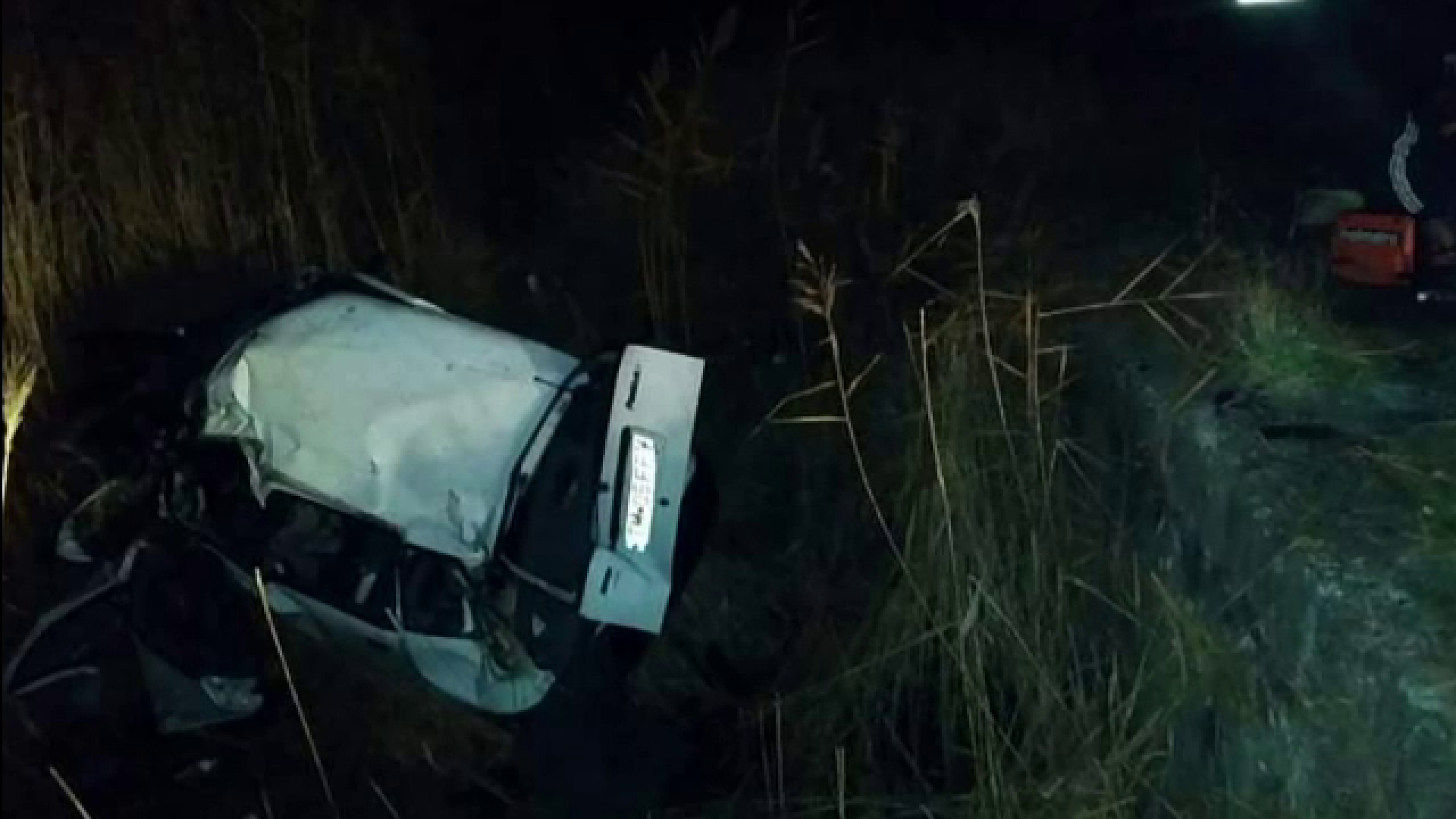 Un sofer de 25 de ani si-a pierdut viata, iar alte trei persoane sunt in stare grava. Masina lor a izbit un cap de pod