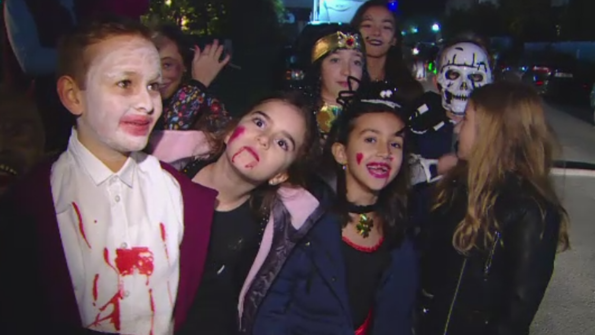 Zeci de copii din Capitala au mers la colindat de Halloween. "Eu sunt vampir. Dintii mi-au cazut, dar am sange."
