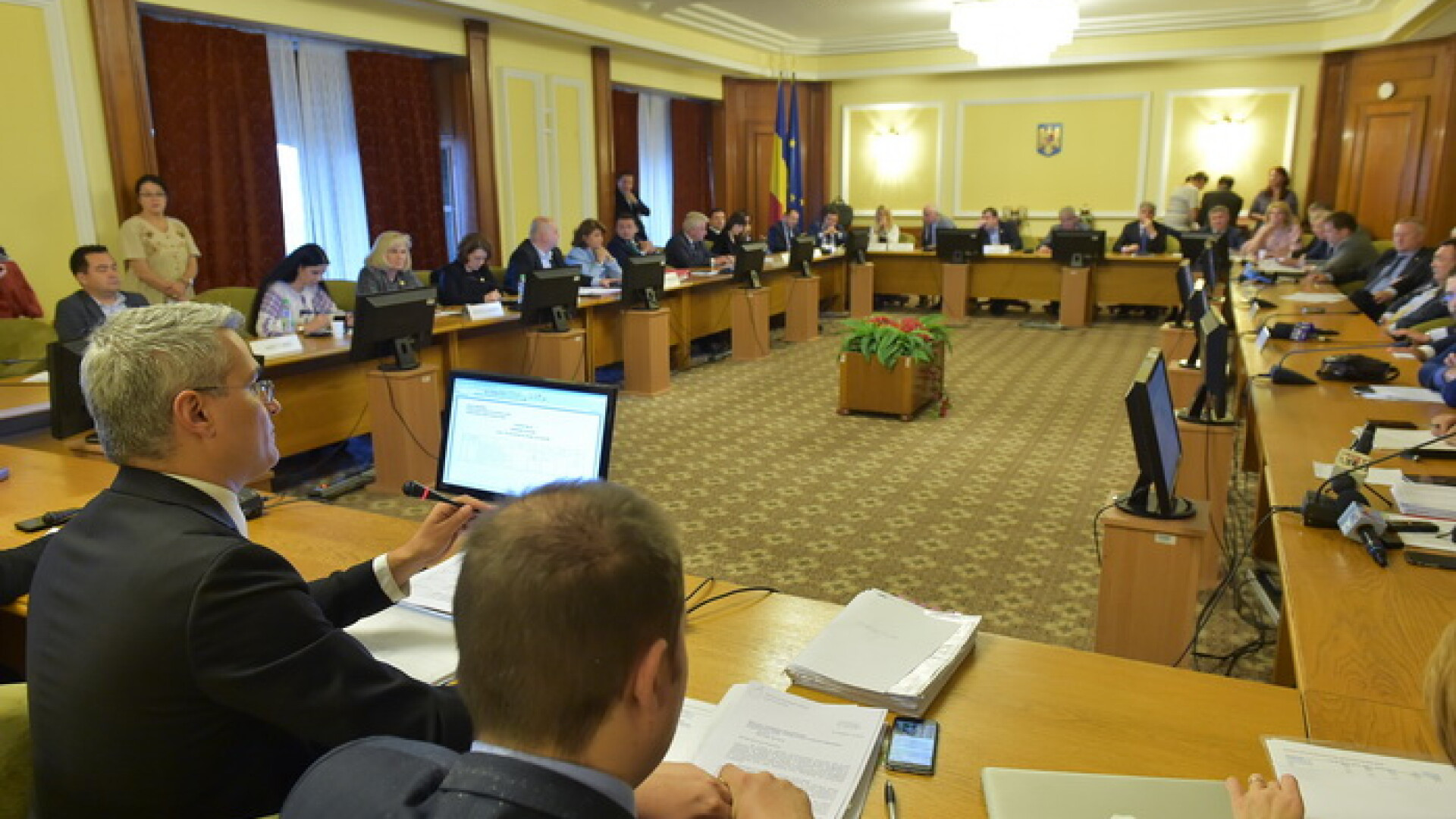 Majorari salariale in sanatate si invatamant, decise de deputati. Ministrul Muncii: Sunt pomeni electorale fara resurse