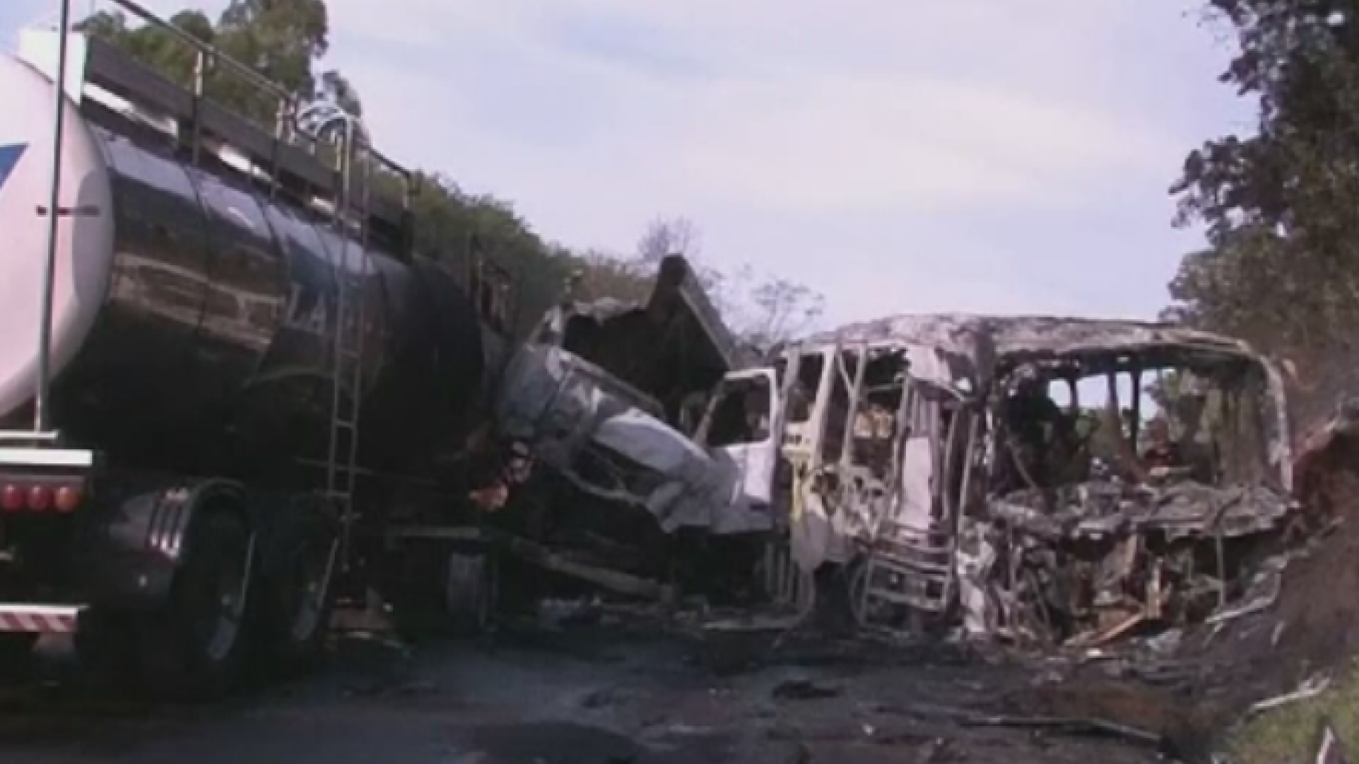 Carnagiu pe o sosea din Brazilia. 20 de oameni au murit si 10 sunt raniti dupa ce un autobuz s-a ciocnit cu o autocisterna