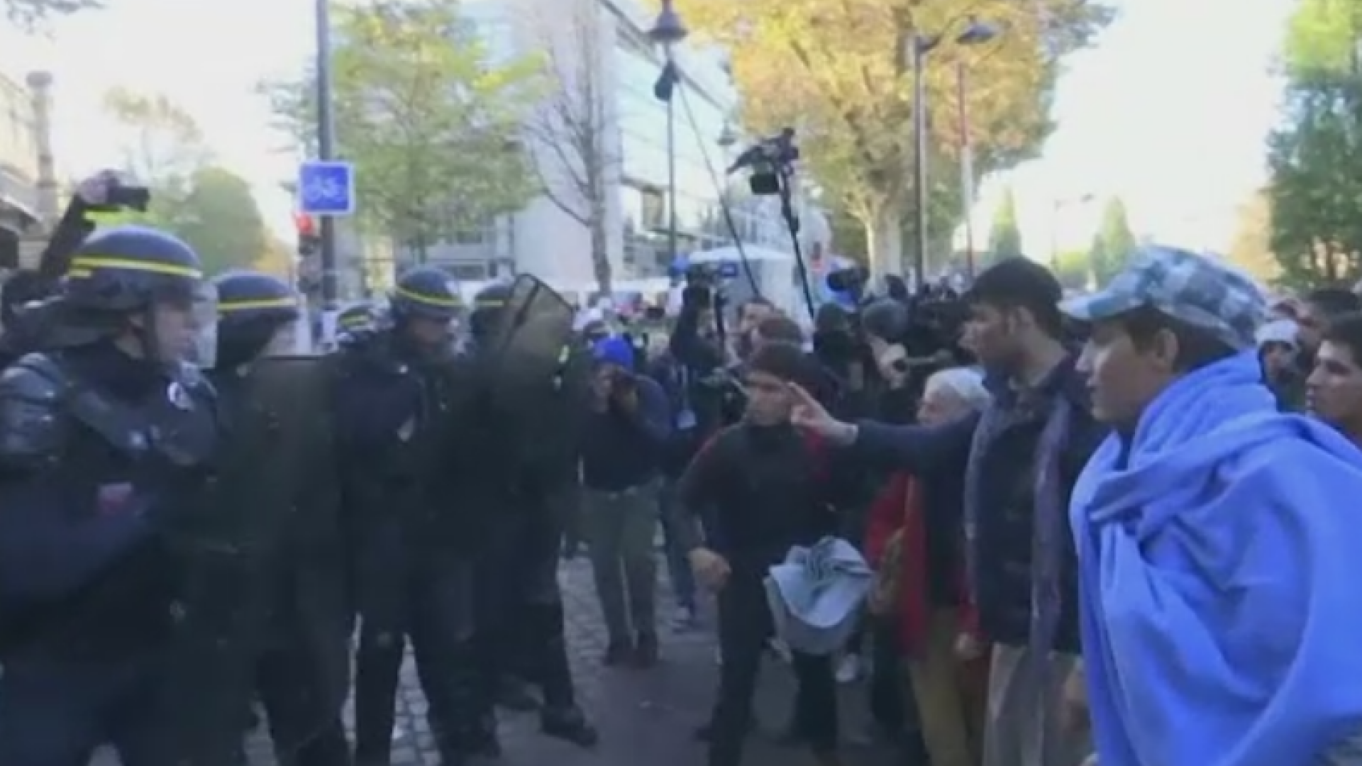 Confruntari intre jandarmi si refugiatii instalati ilegal intr-o tabara din Paris. "Nu vad niciun drept aici"