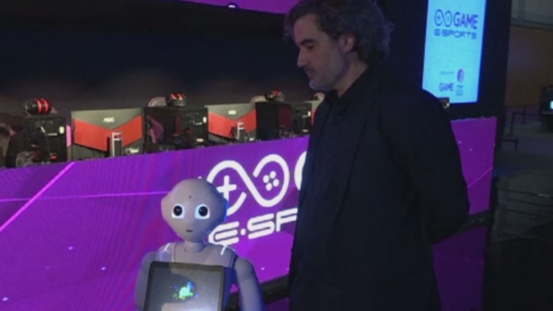 Roboti care vorbesc si console cu jocuri in realitatea virtuala, la cel mai mare targ pentru jocuri video, in Madrid