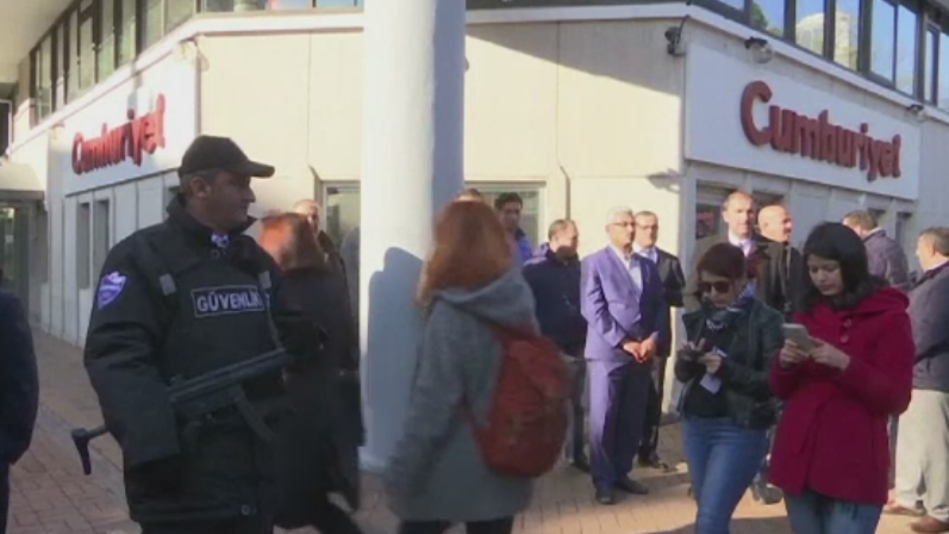 12 jurnalisti de la un ziar de opozitie din Turcia au fost arestati. Politia a facut mai multe perchezitii la domiciliul lor