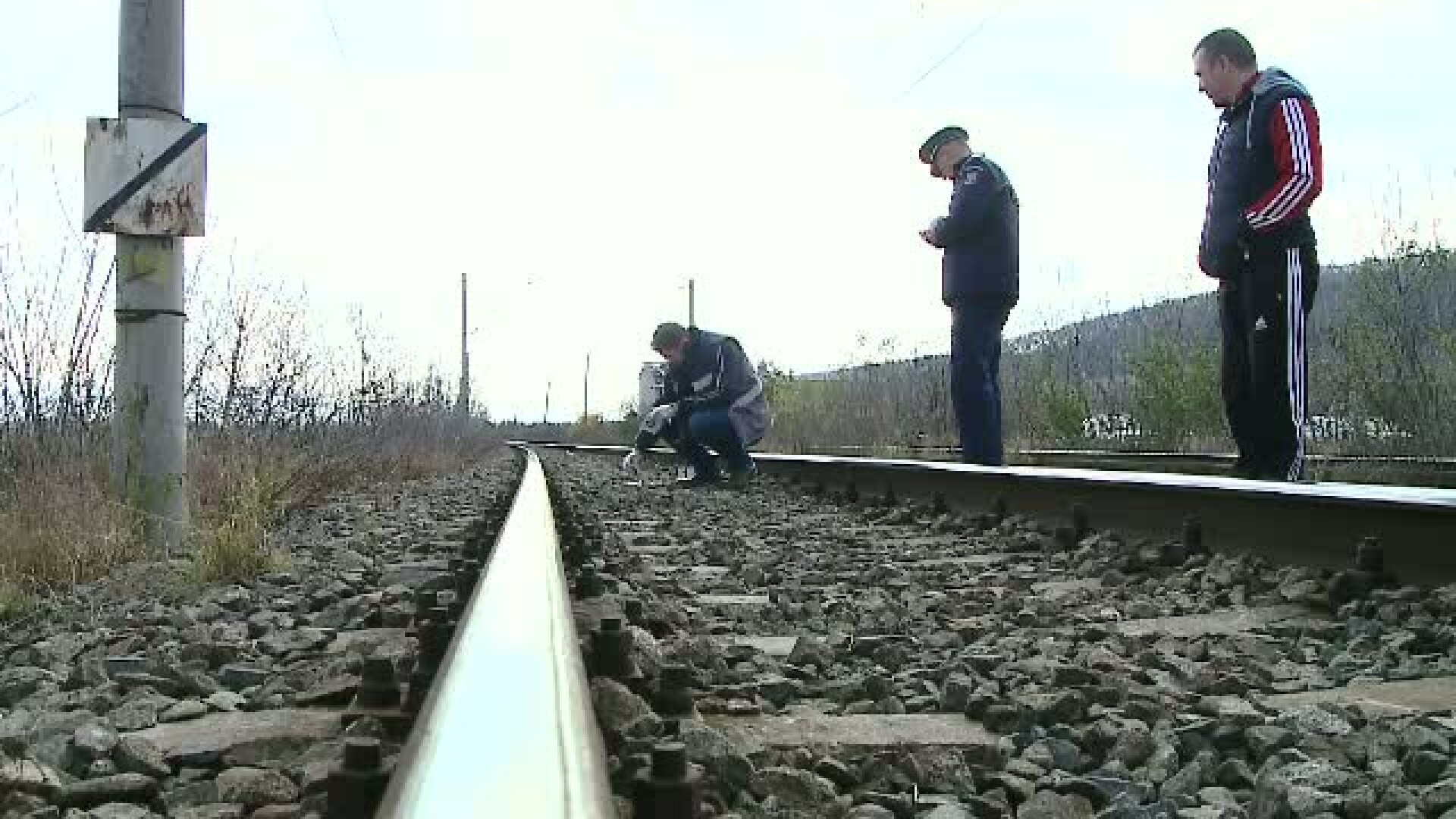Cazul bizar al tinerei care a cazut din tren. Anchetatorii vor sa afle daca a fost accident sau s-a aruncat intentionat