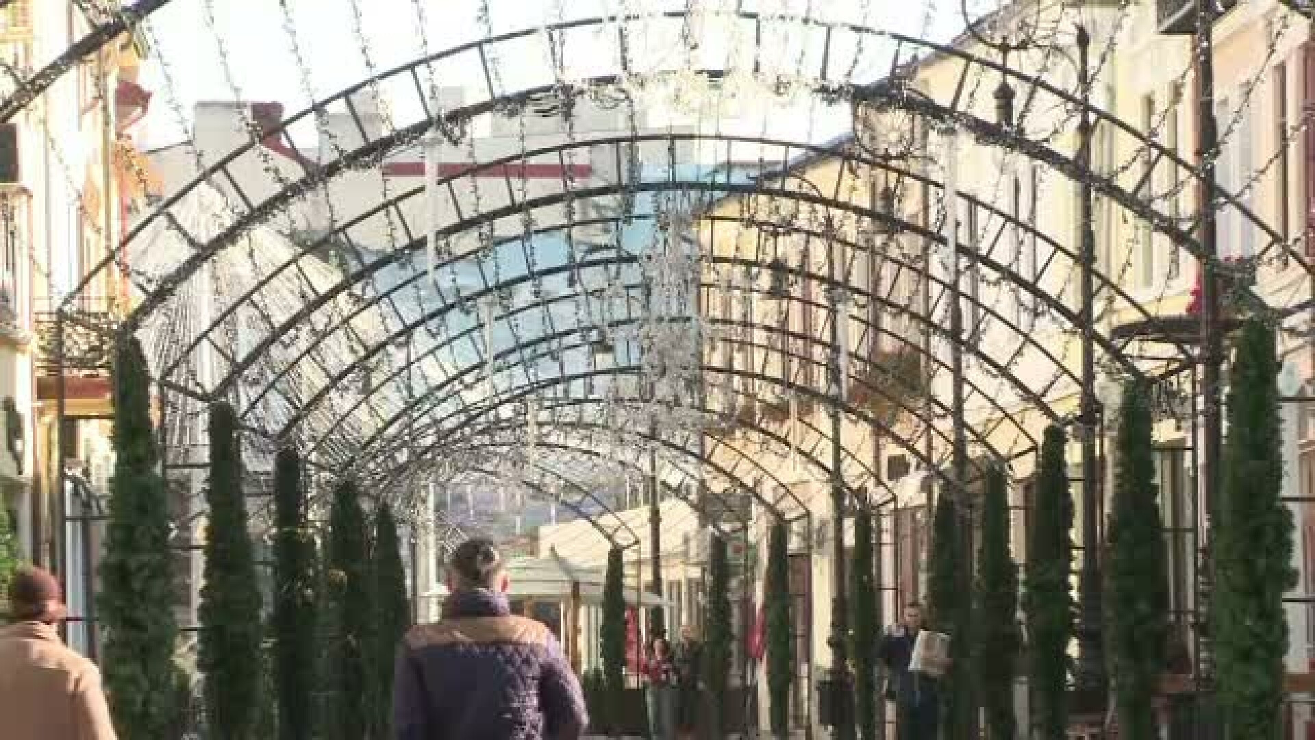 Primariile din tara au inceput pregatirile pentru sarbatorile de iarna.La Targu Jiu a fost scos din depozit bradul artificial