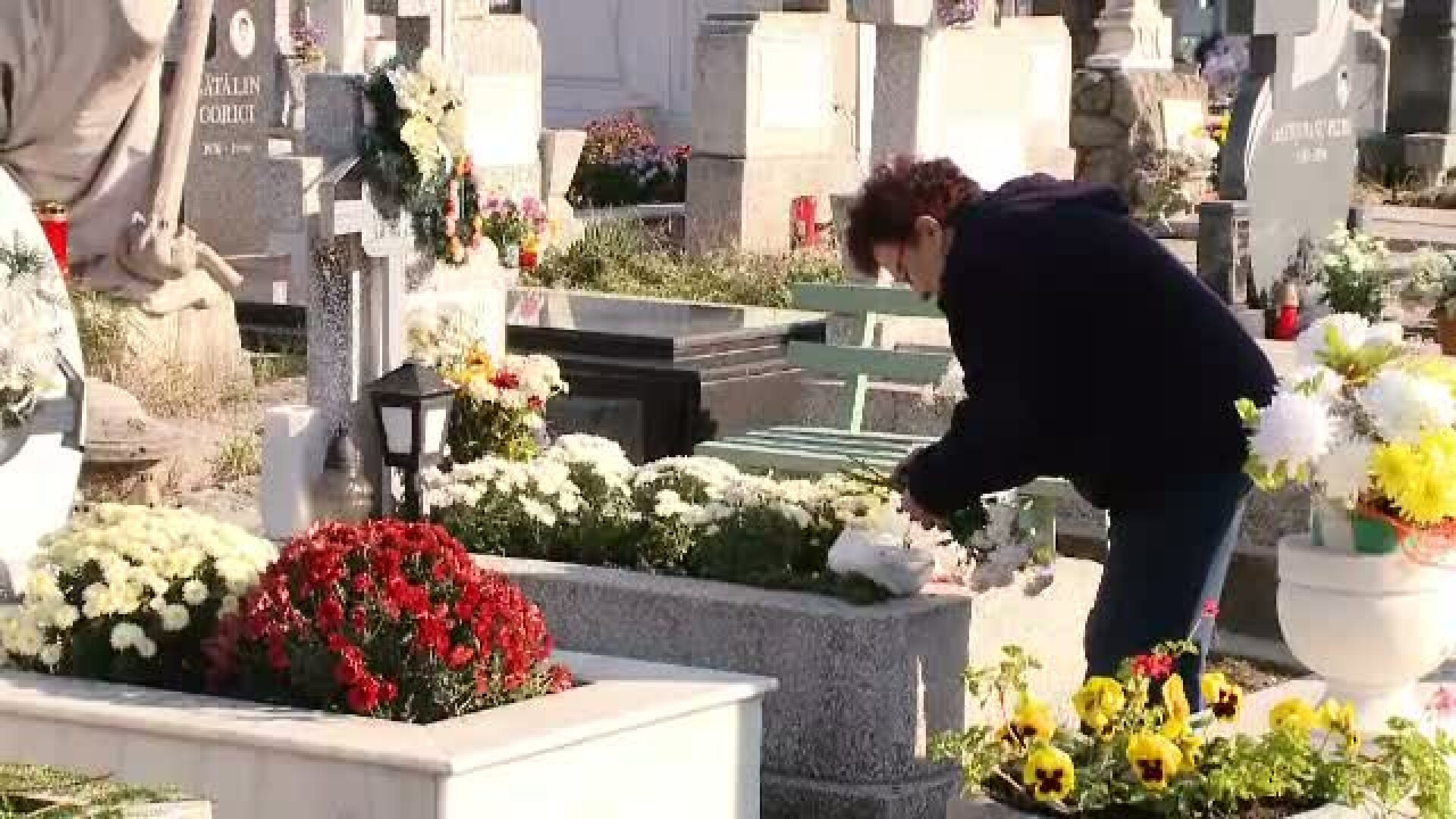 Forfota in cimitire, de Ziua Mortilor. Credinciosii au mers la mormintele celor dragi pentru a depune coroane si lumanari