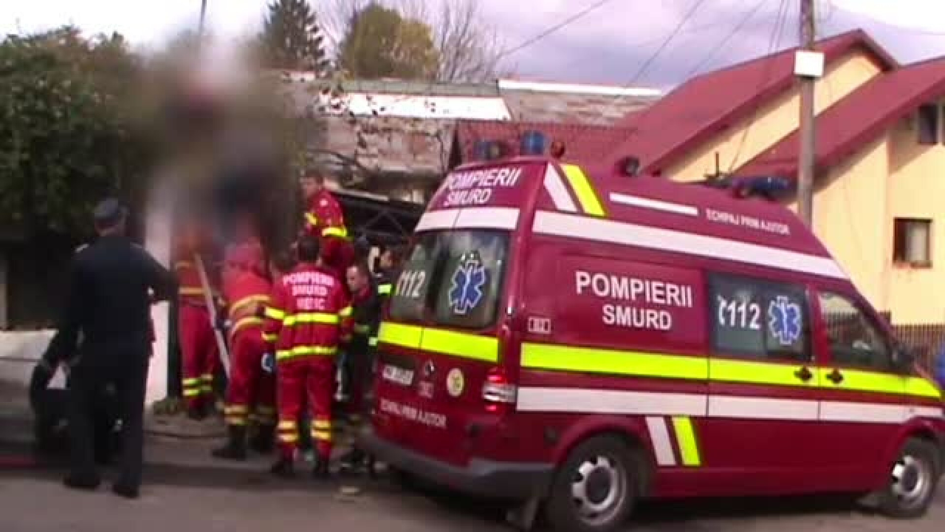 Barbat de 72 de ani, salvat de pompierii din Pitesti dupa ce a cazut in tepusa unui gard. Imagini din timpul operatiunii