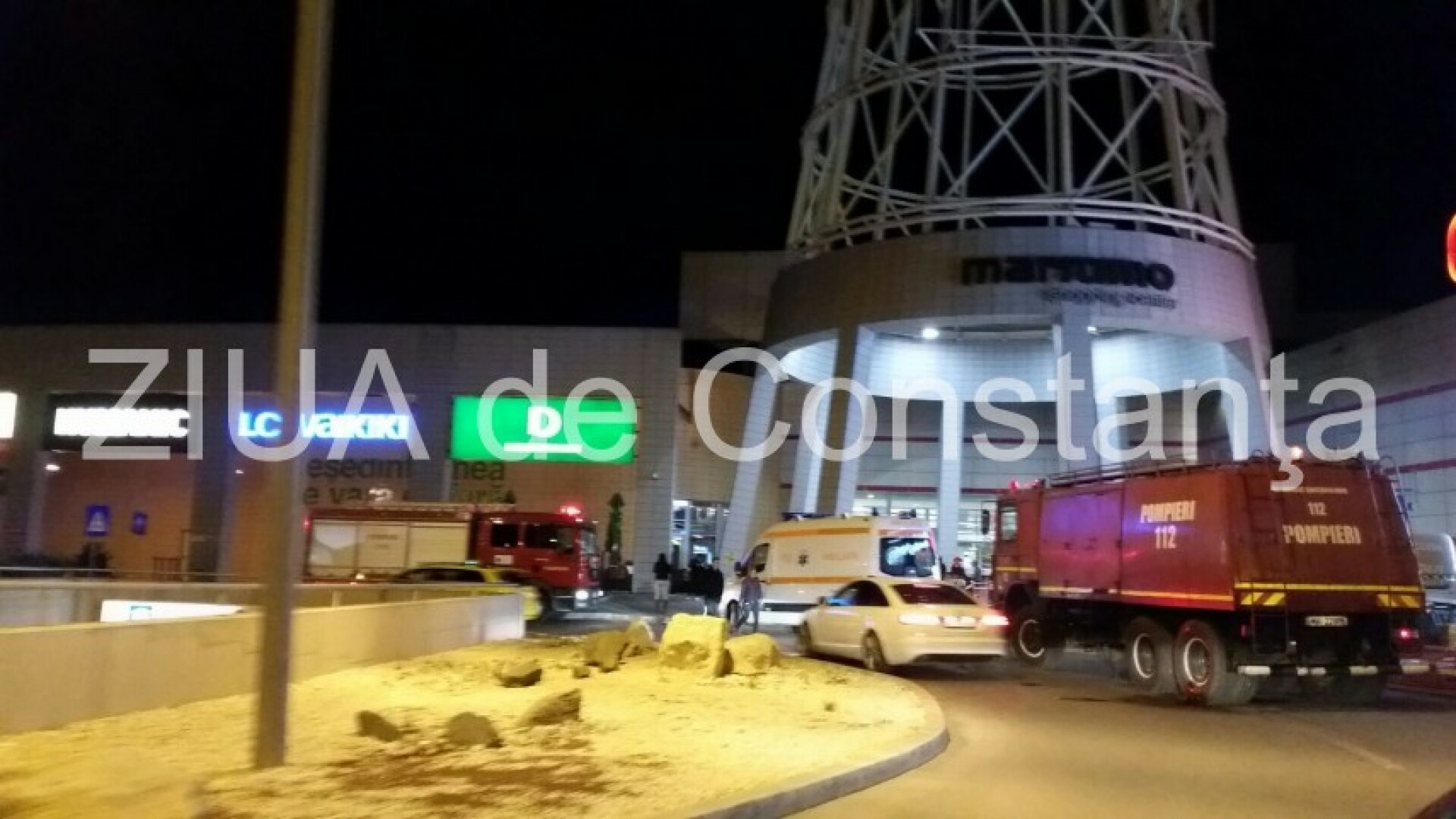 Un centru comercial din Constanta, evacuat de urgenta, dupa aparitia unui fum inecacios. ISU a intervenit la fata locului