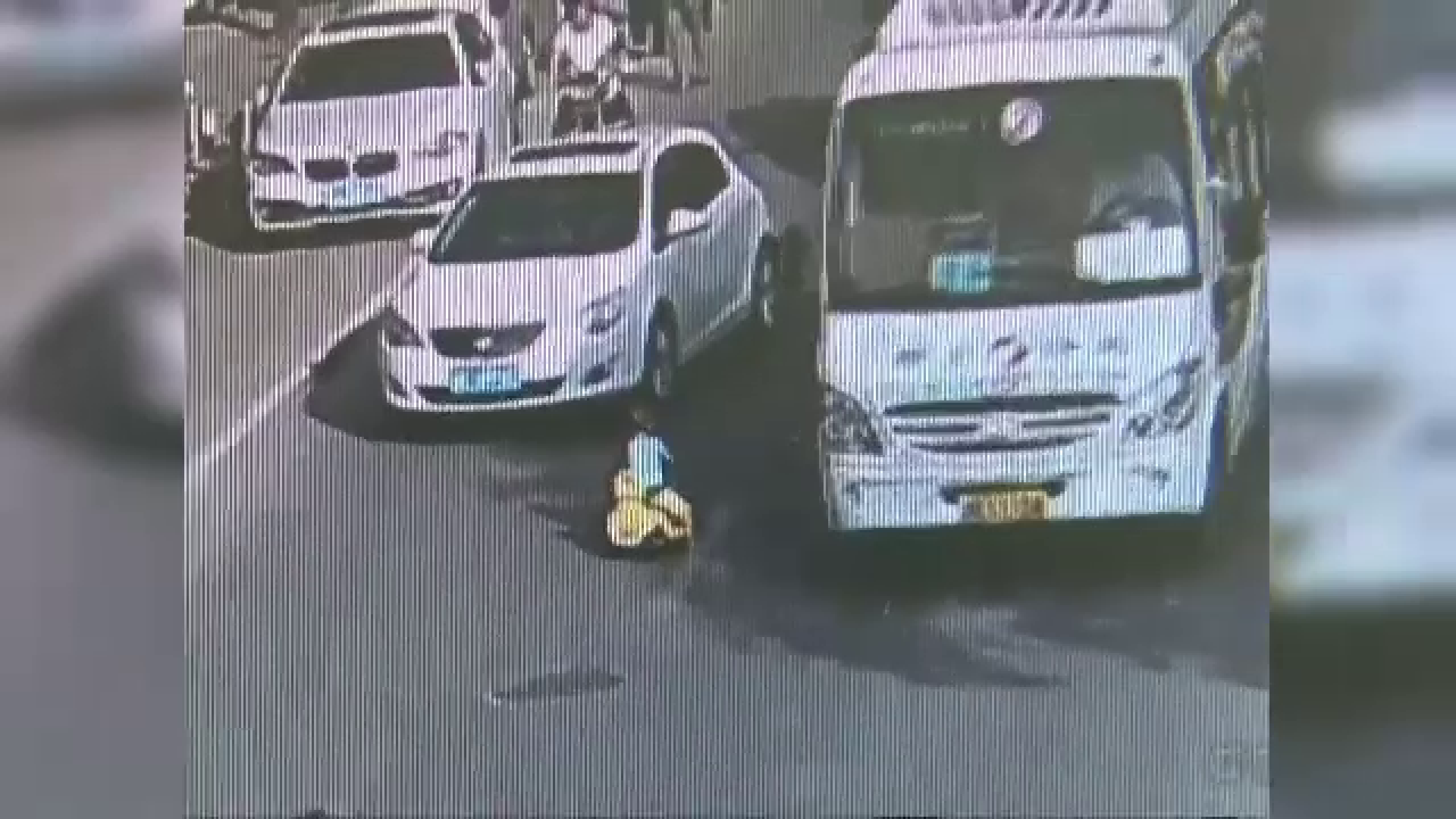 Un copil din China a fost surprins mergand pe bicicleta in plin trafic. Ce s-a intamplat cu baiatul