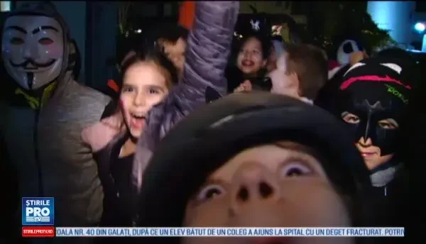 Zeci de copii din Capitala au mers la colindat de Halloween. Eu sunt vampir. Dintii mi-au cazut, dar am sange
