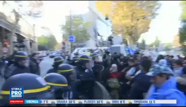Confruntari intre jandarmi si refugiatii instalati ilegal intr-o tabara din Paris. Nu vad niciun drept aici