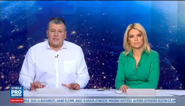 Un barbat a sarit in cusca unui panda urias, pentru a impresiona doua femei, dar a avut parte de o surpriza neplacuta