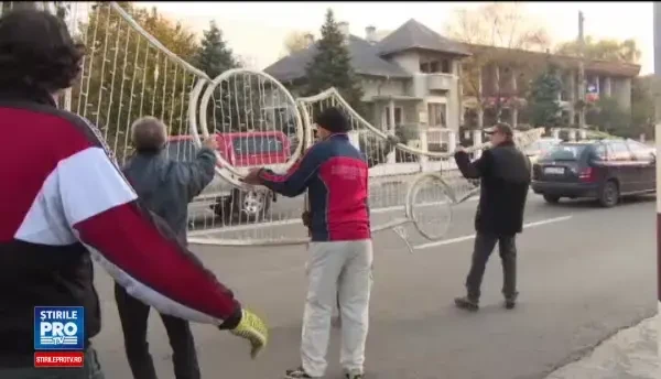 Primariile din tara au inceput pregatirile pentru sarbatorile de iarna.La Targu Jiu a fost scos din depozit bradul artificial