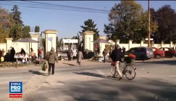Forfota in cimitire, de Ziua Mortilor. Credinciosii au mers la mormintele celor dragi pentru a depune coroane si lumanari