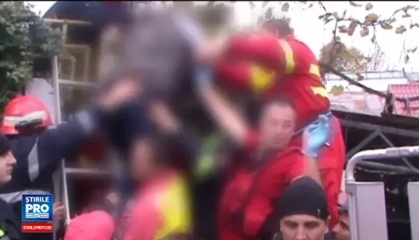 Momente dramatice la Pitesti. Pompierii au fost chemati sa salveze un batran care era infipt in tepusa unui gard