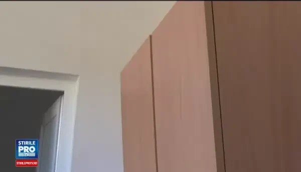 Un dulap a cazut pe o eleva si i-a rupt piciorul, pentru ca invatatorul a fost mai preocupat sa nu gaureasca peretii