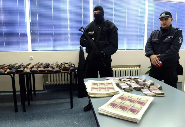 Captura impresionanta in Bulgaria. Politia a recuperat 13 milioane de euro falsi de pe fundul unui lac. FOTO