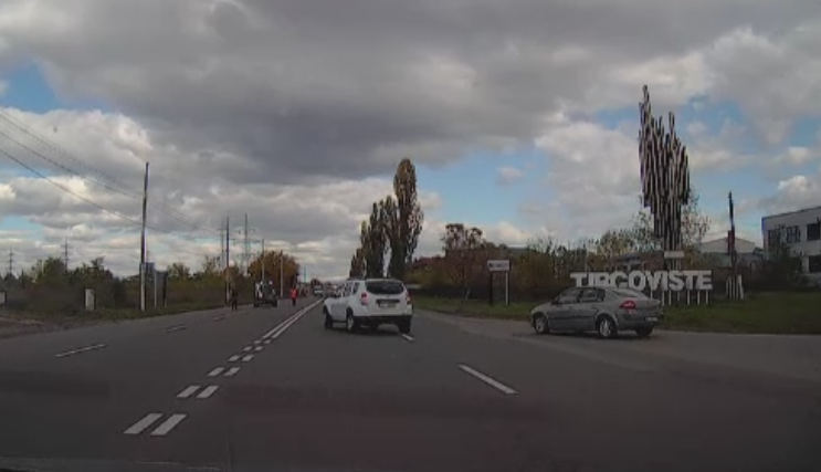 Agent de la IPJ Dambovita, acuzat de un sofer pentru abuz in trafic. Imaginile filmate de camera de bord a barbatului