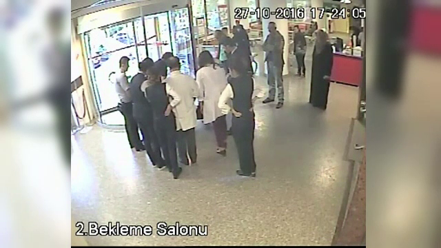 Operatiunea complicata de salvare a unei pisici ce a ramas blocata intr-o usa rotativa. Finalul fericit al intamplarii