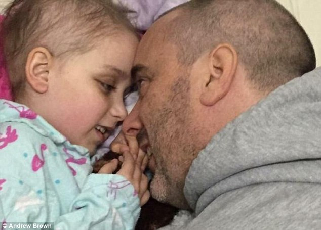 Fotografia facuta publica de tatal unei fetite bolnave de cancer este coplesitoare. Ce moment a surprins. FOTO