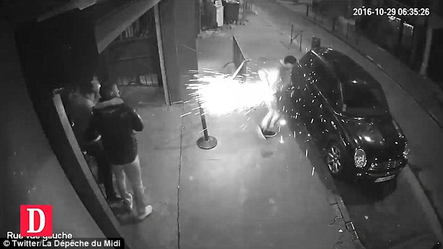 I-a explodat tigara electronica in mana si barbatul a luat foc. Incidentul surprins de camerele de supraveghere, in Toulouse