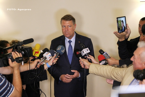 Klaus Iohannis ureaza "La multi ani" romanilor: "Cele mai periculoase amenintari nu vin din afara tarii, ci din interior"
