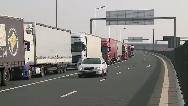 Sute de camioane asteapta la vama Nadlac sa treaca frontiera in Ungaria. Motivul pentru care le-a fost blocata trecerea