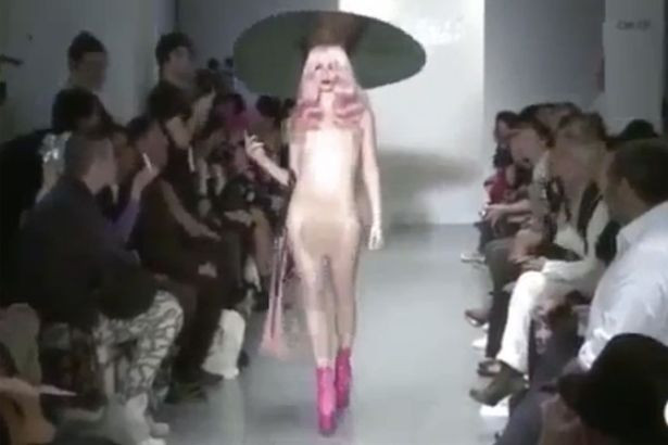 O tanara a defilat complet goala la o prezentare de moda. Clipul a devenit viral pe internet. VIDEO