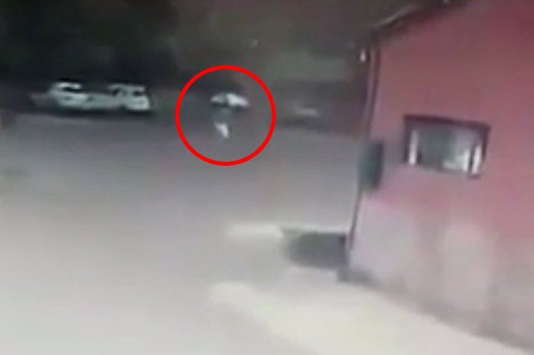 Momentul in care o femeie este lovita de trasnet, pe strada. Ce facea in acele clipe. VIDEO