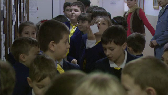 Mancare mai sanatoasa in scoli, incepand din 2017. Ce alimente vor primi elevii pe langa lapte si corn