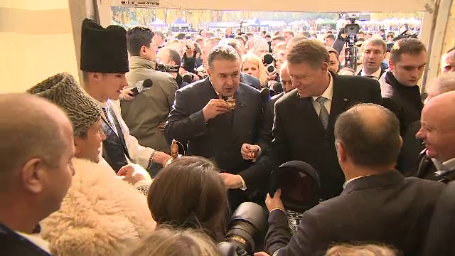 Klaus Iohannis, la Targul INDAGRA. Reactia presedintelui atunci cand un cioban i-a cerut sa ii boteze un miel