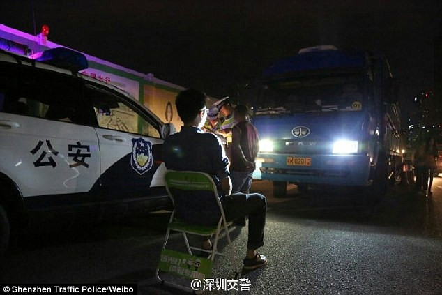 Ochi pentru ochi si dinte pentru dinte. Pedeapsa aplicata de politistii chinezi soferilor care abuzeaza de faza lunga