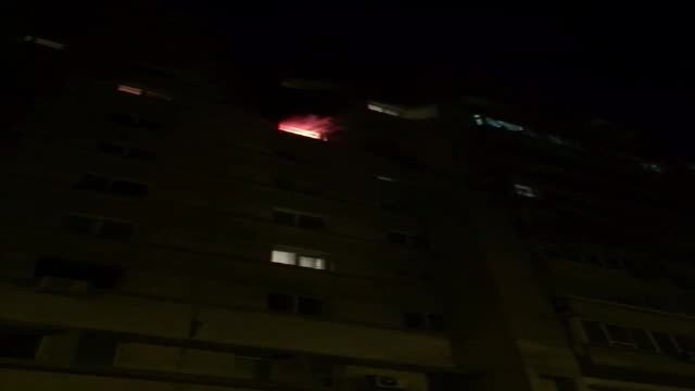 Incendiu la un bloc cu 10 etaje din centrul Pitestiului. Zeci de persoane au fost evacuate. VIDEO