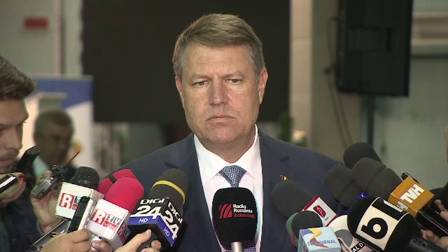 Iohannis a promulgat legea de eliminare a 102 taxe. Isarescu: Preturile ar putea creste din cauza promisiunilor electorale