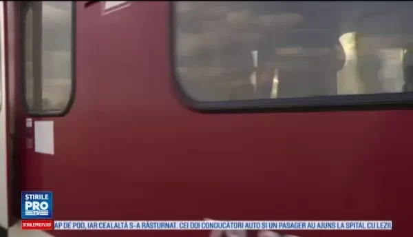 A scapat cu viata dupa ce a fortat trecerea si a fost lovit de tren. Cati ani are soferul masinii