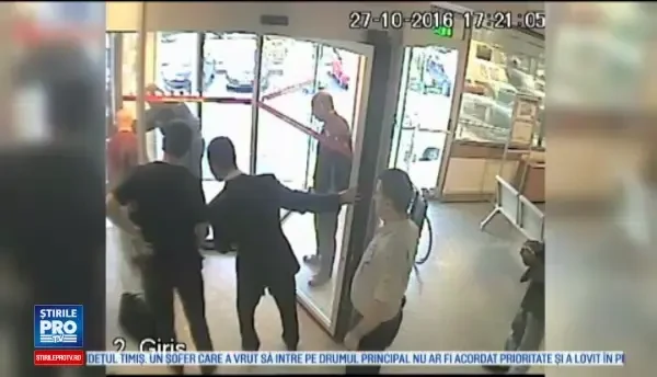 Operatiunea complicata de salvare a unei pisici ce a ramas blocata intr-o usa rotativa. Finalul fericit al intamplarii