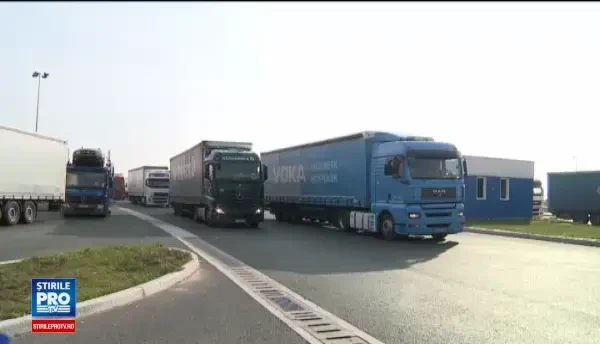 Sute de camioane asteapta la vama Nadlac sa treaca frontiera in Ungaria. Motivul pentru care le-a fost blocata trecerea