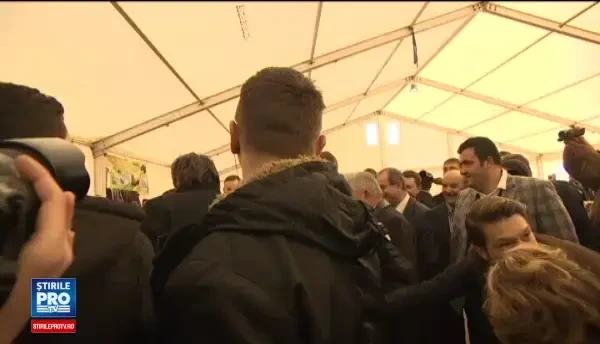 Klaus Iohannis, la Targul INDAGRA. Reactia presedintelui atunci cand un cioban i-a cerut sa ii boteze un miel