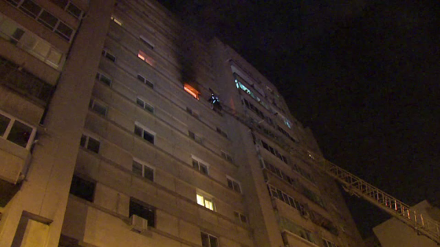 Oameni evacuati dupa un incendiu izbucnit intr-un bloc din Pitesti. "De la etajul 5 era numai fum, nu se putea respira"
