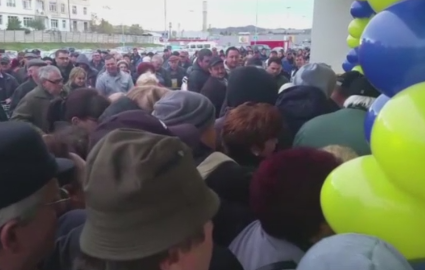 Inghesuiala uriasa la deschiderea unui nou supermarket, la Campina. Ofertele pentru care "s-au batut" oamenii