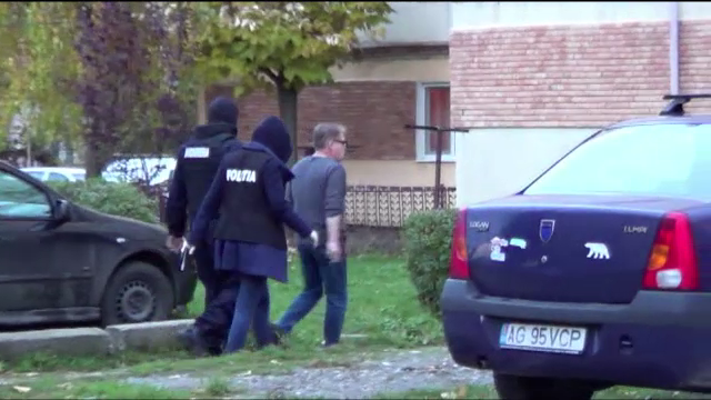 Profesor acuzat ca a abuzat sexual 20 de eleve minore pe care le-a oferit si amicilor sai contra cost. Cum se apara barbatul