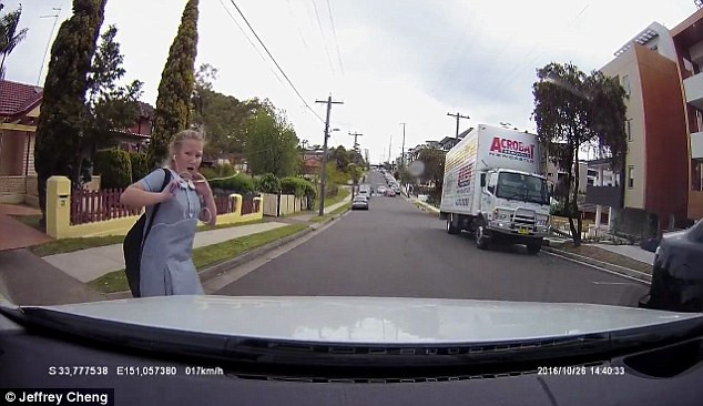Momentul in care o fetita traverseaza strada cu castile in urechi si este la un pas sa fie lovita de masina. Ce a patit.VIDEO