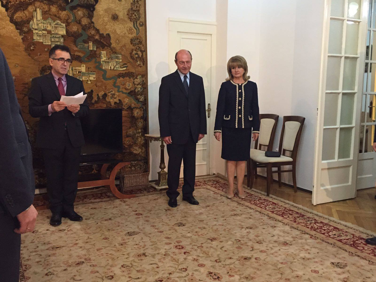 Traian Basescu si sotia lui, Maria, sunt cetateni moldoveni. Fostul presedinte vrea pasaport moldovenesc cat mai repede