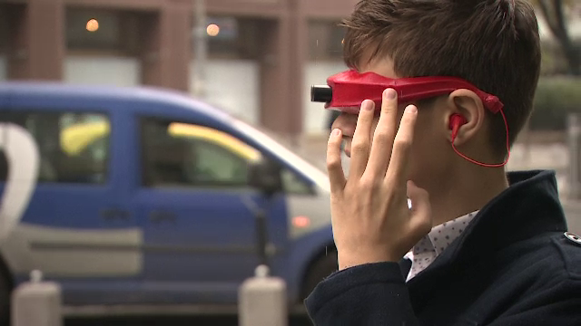 Inventia unor tineri romani le poate schimba viata nevazatorilor. Cum functioneaza ochelarii care transmit semnale audio