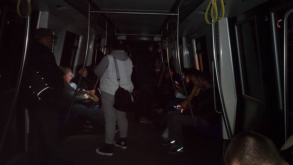 Sute de oameni, blocati in tunel din cauza unei defectiuni tehnice la o garnitura de metrou. Au stat cu spaima pe intuneric