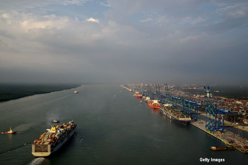 Aproape 3.000 de tone de deseuri miniere, toxice, din Romania urmau sa fie aruncate ilegal in Malaezia. Traseul incarcaturii