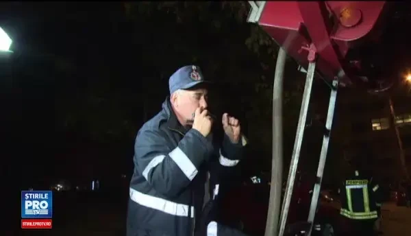 Oameni evacuati dupa un incendiu izbucnit intr-un bloc din Pitesti. De la etajul 5 era numai fum, nu se putea respira