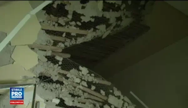 Sase persoane, la spital dupa ce o bucata de tavan fals dintr-o camera a unui camin de batrani din Roman s-a prabusit